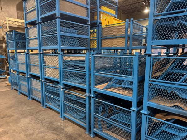 Storage in a warehouse using metal stacking baskets